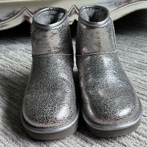 Dark silver Uggs. Short style. Almost brand new. Size 6 ( run large)
